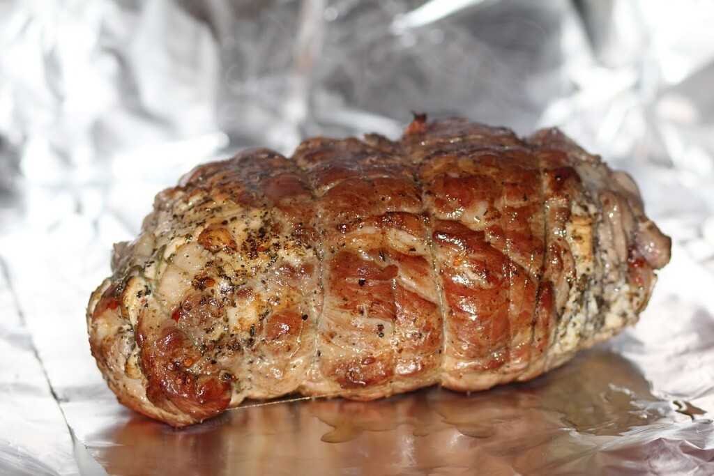 Свинина с чесноком в фольге в духовке рецепт с фото пошагово и видео - 1000.menu