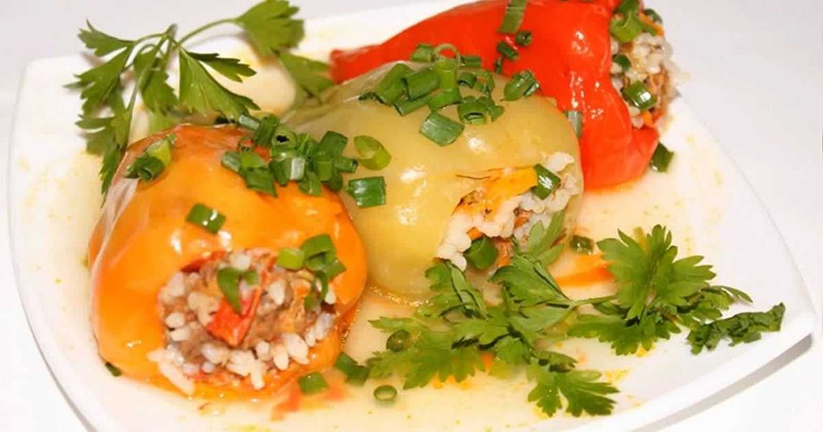 Перцы, фаршированные мясом и рисом в томатно-сметанном соусе