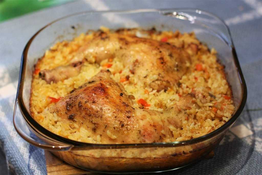Курица с рисом и овощами в духовке