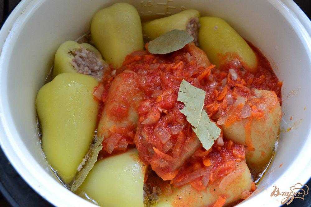 Перцы, фаршированные мясом и рисом в томатно-сметанном соусе