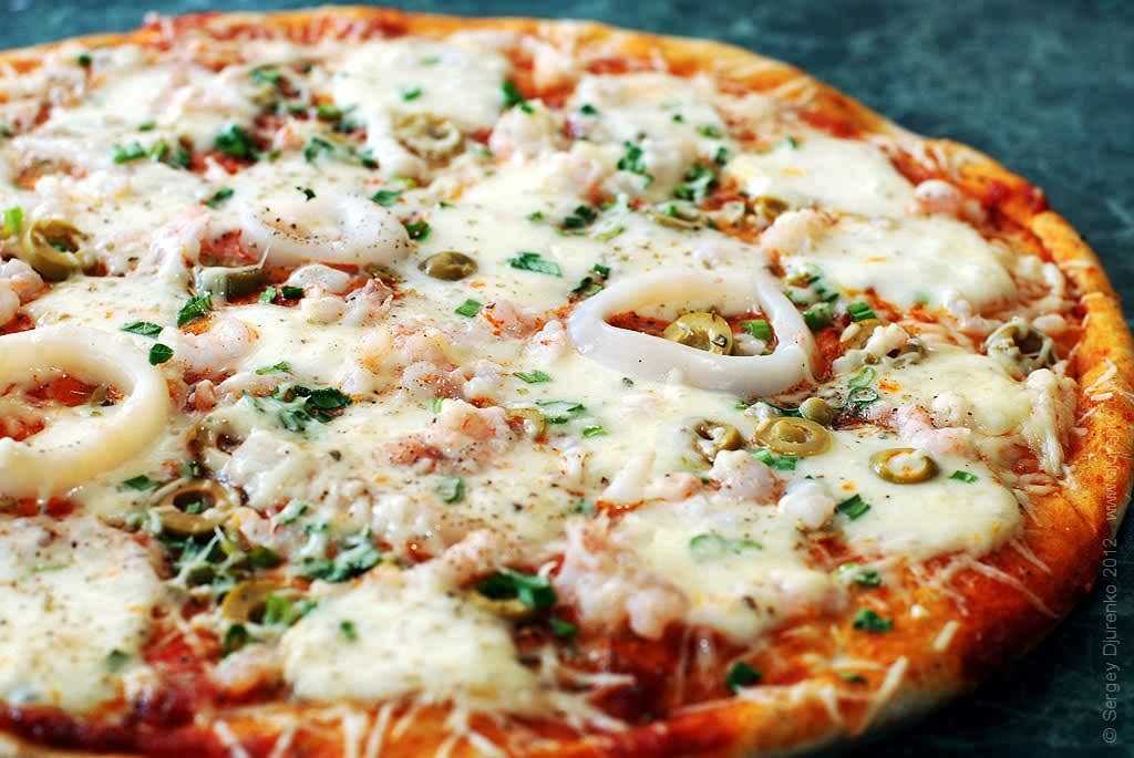 Морская пицца в домашних условиях: рецепт в духовке с фото, как приготовить в составе с начинкой из морского гребешка, креветками и помидорами на тонком дрожжевом тесте