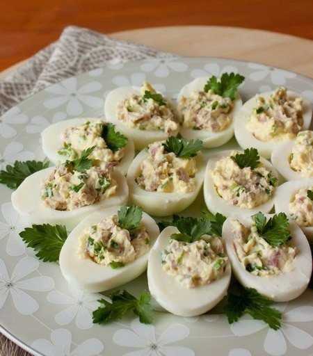 Фаршированные яйца к праздничному столу: рецепты, чем фаршировать