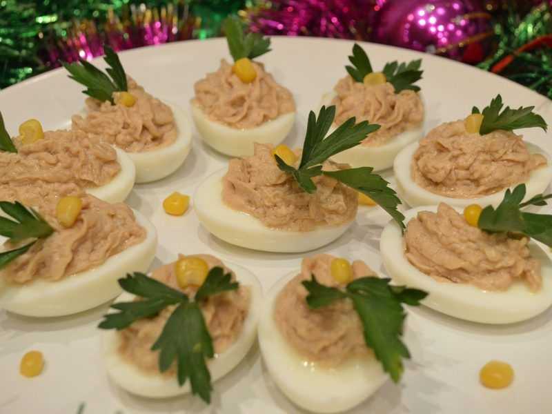 Фаршированные яйца – 10 пошаговых рецептов на праздничный стол