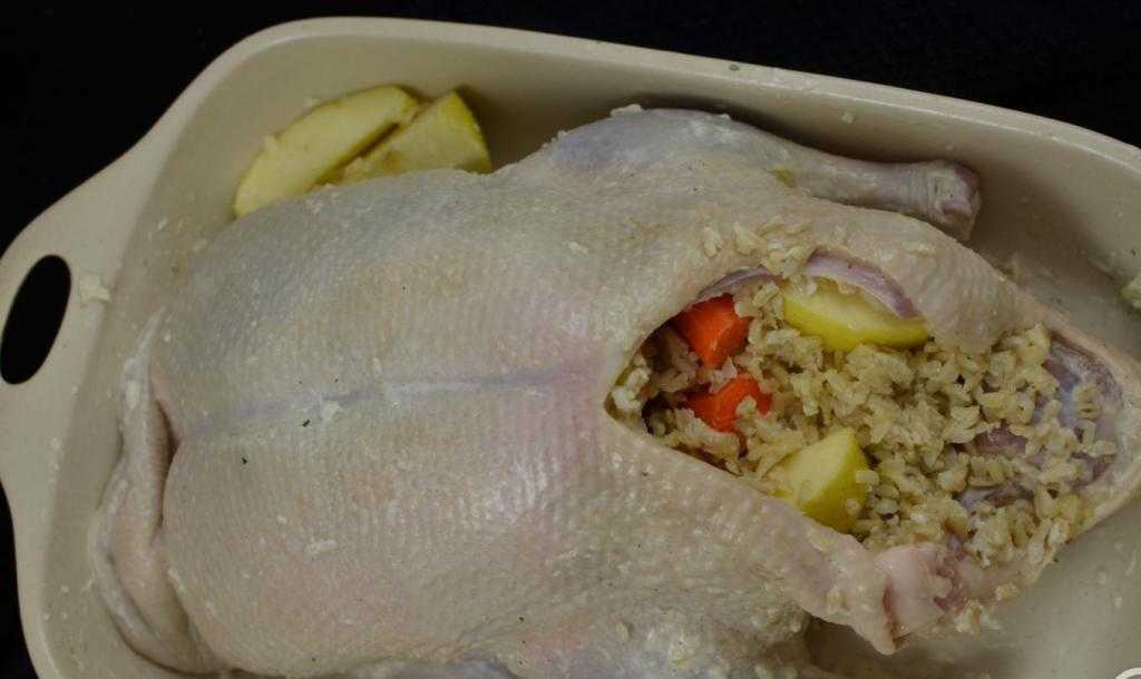 Утка с рисом и яблоками в духовке – рецепт фаршированной утки