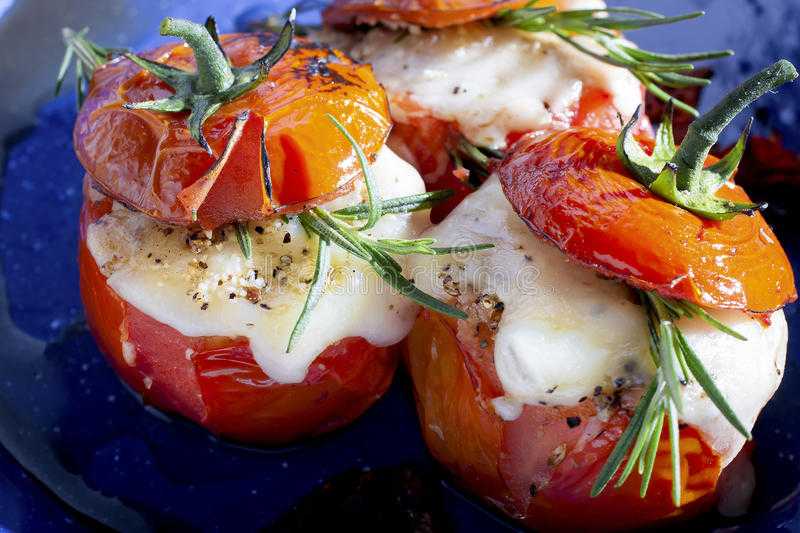 Запеченные баклажаны в духовке с помидорами и сыром: 6 рецептов