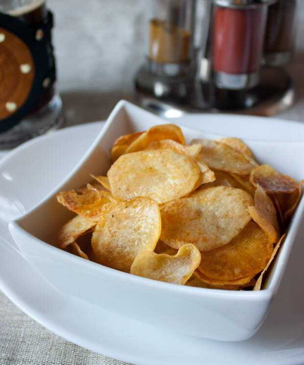 Картофельные чипсы в домашних условиях в духовке, микроволновке