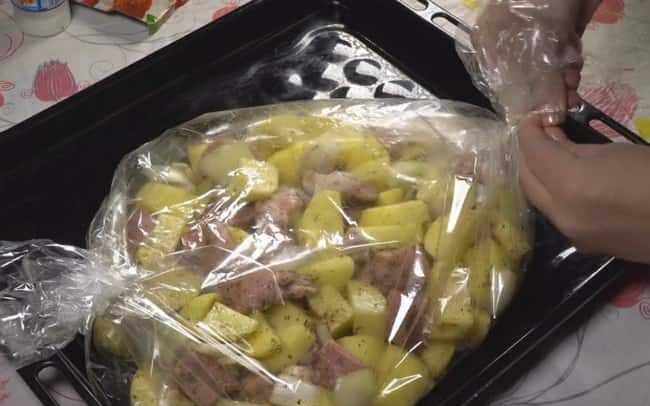 Картошка с овощами в рукаве в духовке