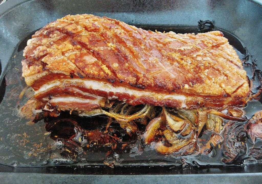 Как запечь свиную грудинку в духовке в фольге