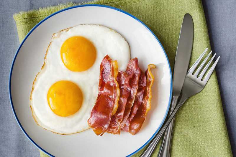 Как приготовить яичницу из двух яиц с беконом и сыром: поиск по ингредиентам, советы, отзывы, подсчет калорий, изменение порций, похожие рецепты