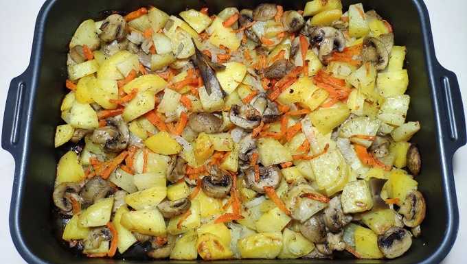 Картошка с грибами в сметане в горшочке - 6 пошаговых фото в рецепте