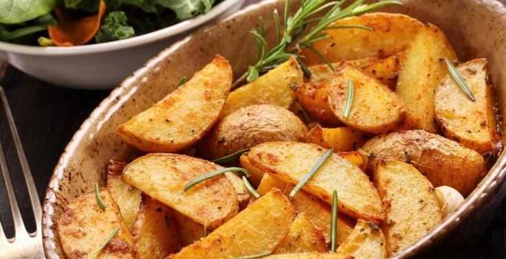Как приготовить молодую картошку - 20 рецептов самых вкусных блюд