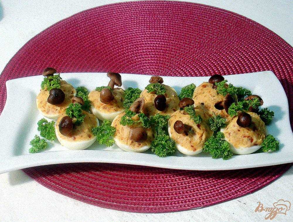 Фаршированные перепелиными яйцами грибы рецепт с фото пошагово и видео - 1000.menu
