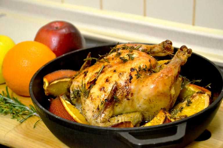 Курица, запеченная целиком с яблоками в духовке - 9 пошаговых фото в рецепте