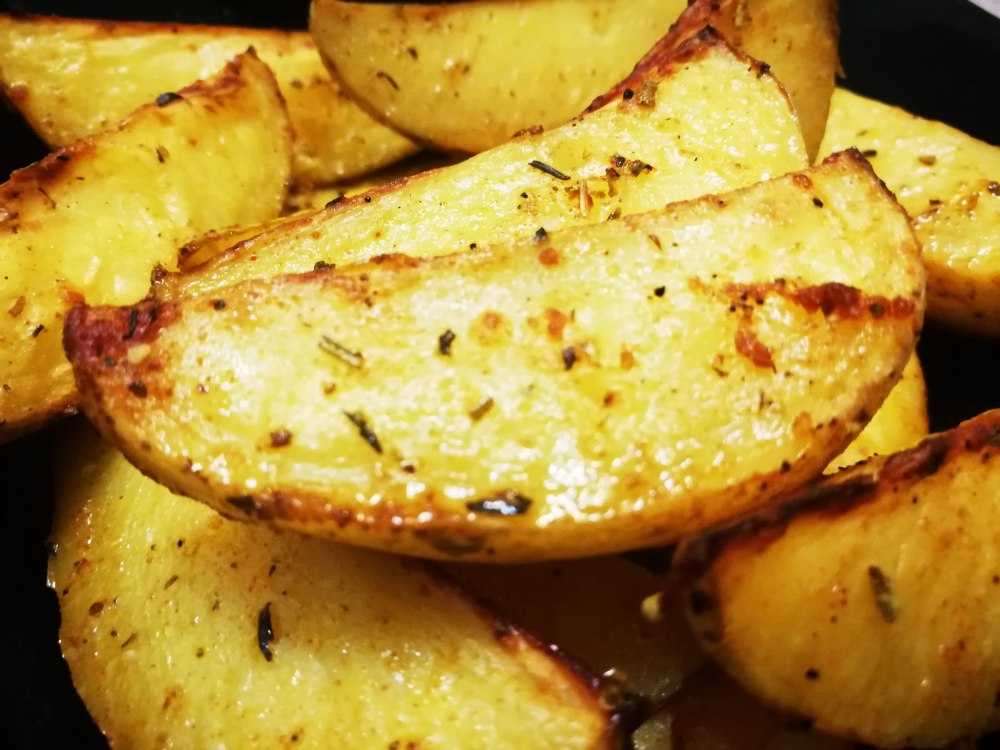 Картошка, запечённая в духовке дольками с корочкой