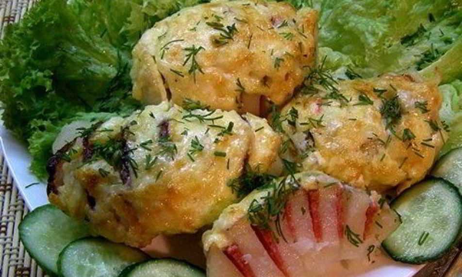 Картошка, запечённая с сосисками и сыром в духовке