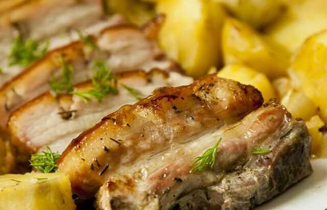 Свинина в духовке с картошкой — самые лучшие рецепты