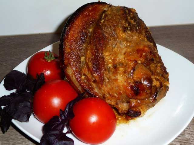Свиная рулька, запеченная в духовке - 12 простых и вкусных рецептов