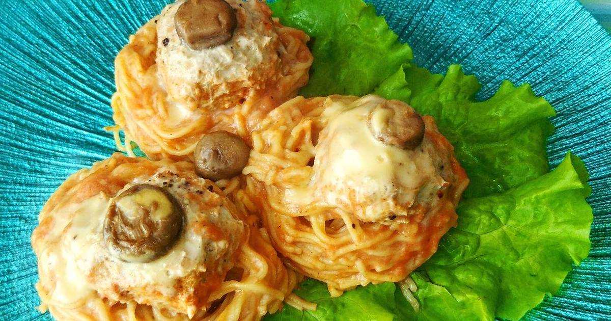 Гнезда из макарон с фаршем на сковороде - 7 рецептов с фото пошагово