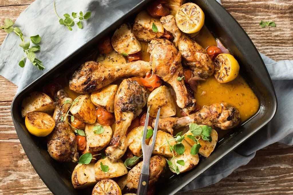Куриные бедра с картошкой в духовке – лучшие рецепты