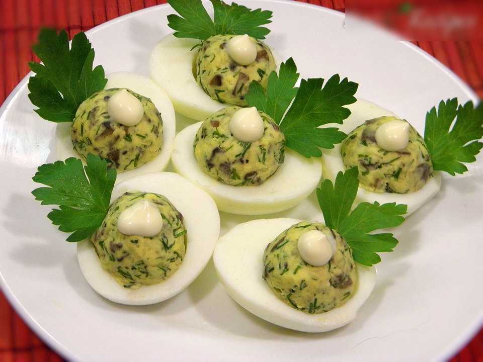 Фаршированные яйца с грибами, рецепт с фото