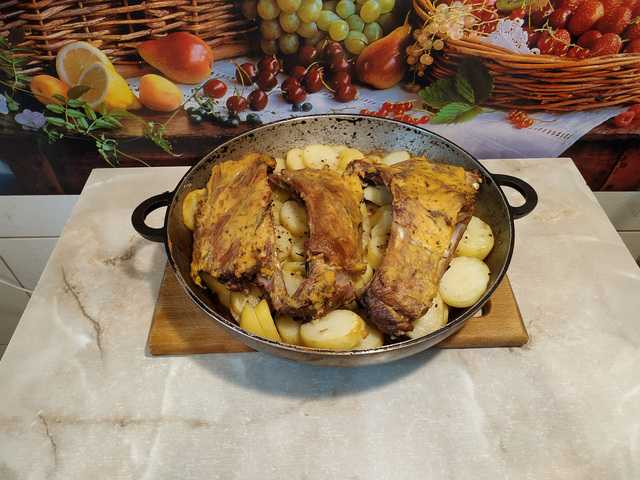 Баранина в духовке с картофелем и овощами - горячее на новый год