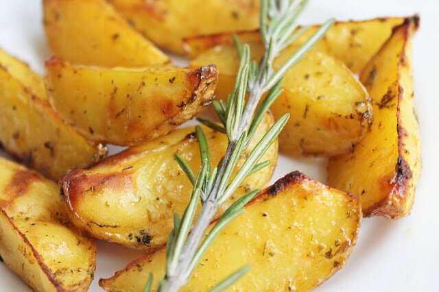Картошка в рукаве с чесноком и розмарином рецепт с фото пошагово и видео - 1000.menu