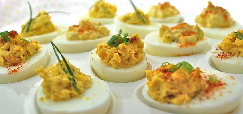 Фаршированные яйца с икрой - 9 пошаговых фото в рецепте