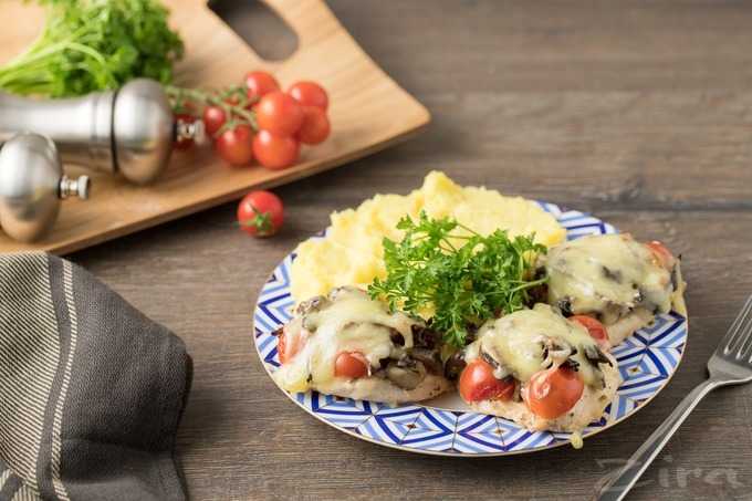 Грибы шампиньоны с сыром и помидорами в духовке рецепт с фото пошагово и видео - 1000.menu
