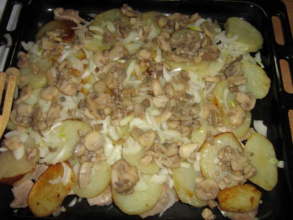 Говядина, запеченная с картофелем и грибами