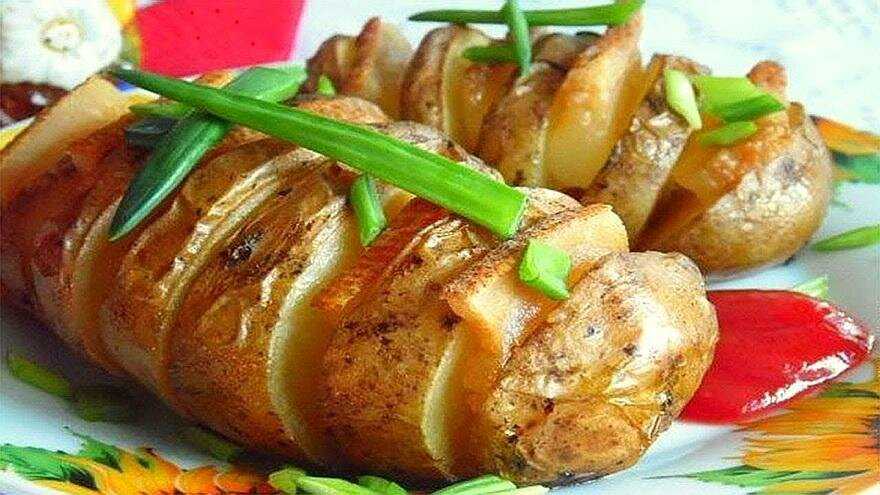 Картошка с салом и луком, запеченная на шпажках, в духовке