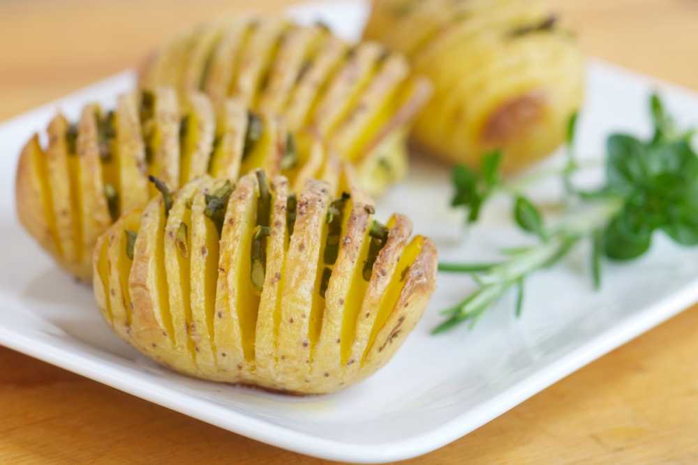 Печёная картошка с салом в духовке