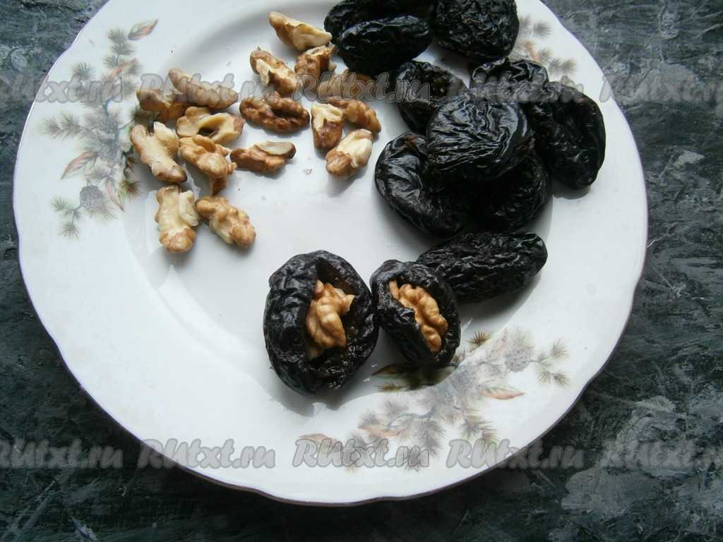 Чернослив с грецким орехом в сметане, пошаговый рецепт приготовления десерта с фото
