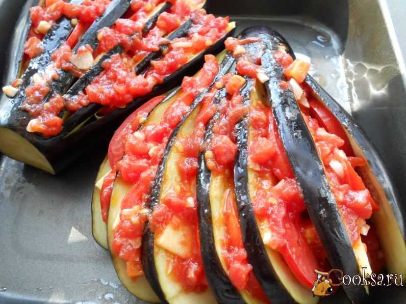 Баклажаны с помидорами и сыром, запеченные в духовке