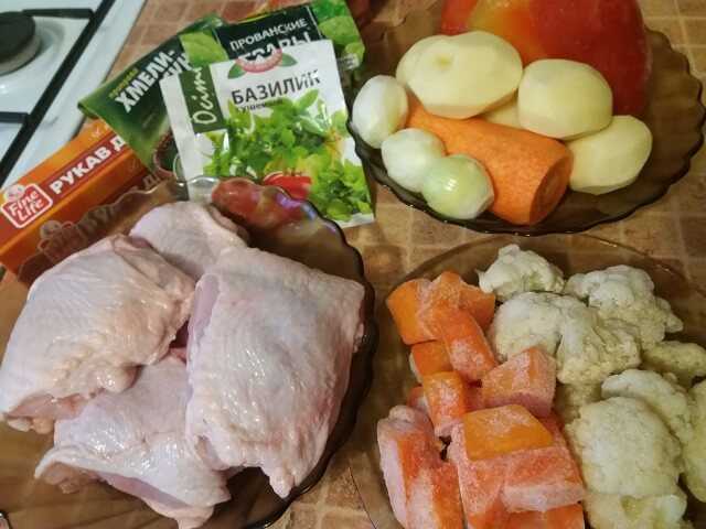 Бедра куриные в духовке на противне в фольге, рукаве. рецепт с картошкой, майонезом, овощами, сыром, помидорами
