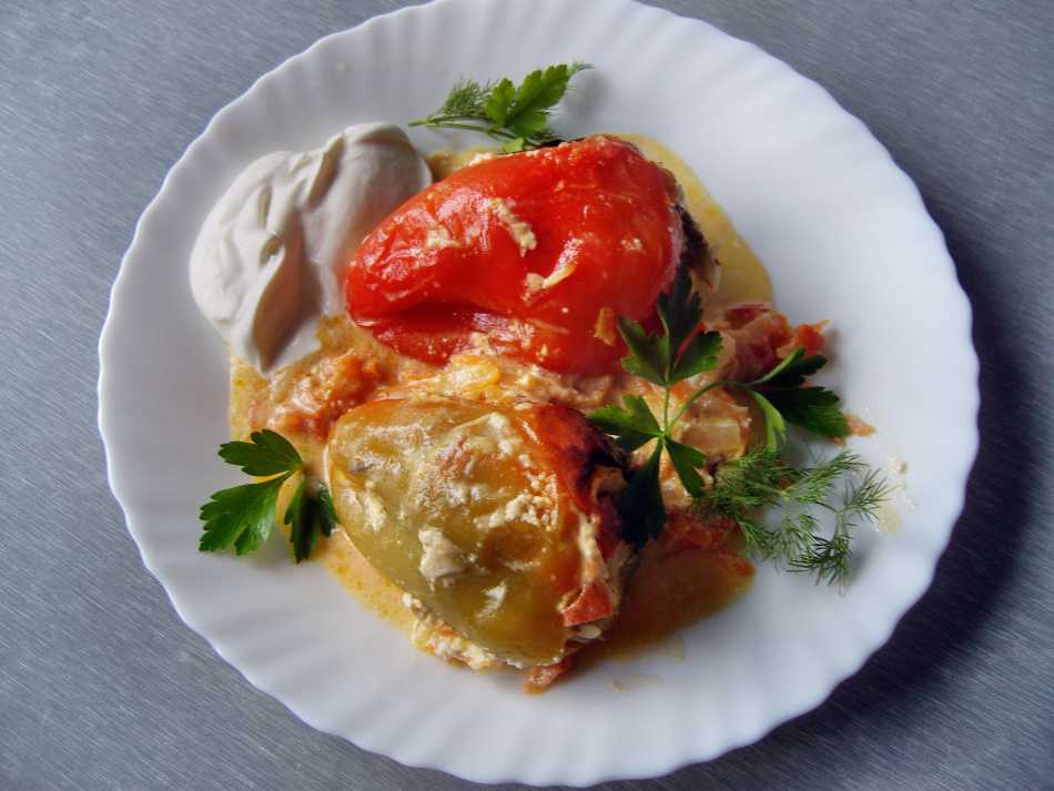 Половинки помидоров фаршированные яйцом с йогуртом в духовке рецепт с фото пошагово - 1000.menu