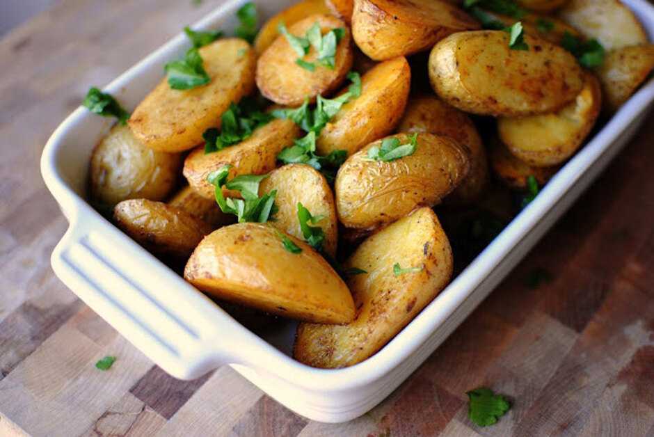 Запечённый картофель в духовке: вкусные рецепты с разными добавками и соусами