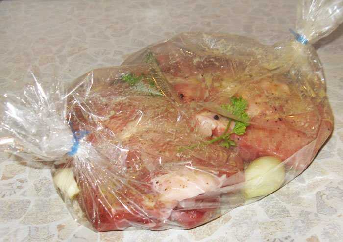 Свинина, запеченная в рукаве, в духовке: 4 простых и вкусных рецепта с фото