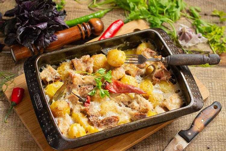 Картошка с мясом грибами и сыром запеченные в духовке рецепт с фото пошагово - 1000.menu