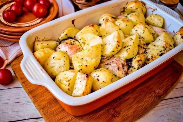 Молодая картошка, запеченная в сметане в духовке - 7 пошаговых фото в рецепте