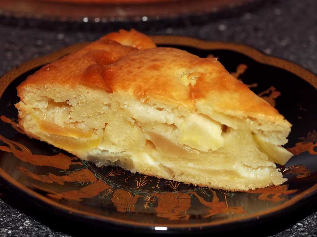 Шарлотка с яблоками со сметаной в духовке - рецепт с фото пошагово