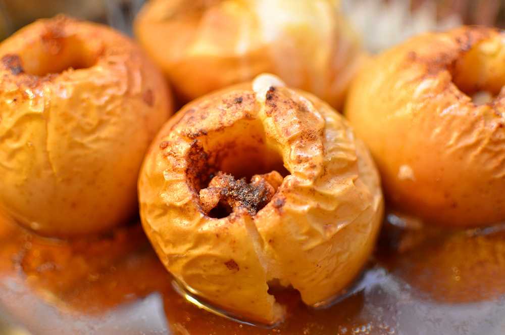 Вкусные и полезные рецепты печеных яблок. 6 видов лакомств, приготовленных в духовке