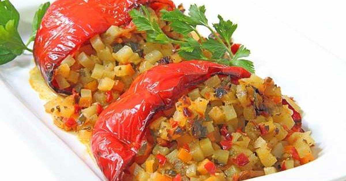 Перец фаршированный овощами и рисом в кастрюле
