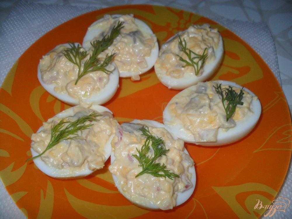 Рецепт яиц, фаршированных свеклой и сельдью | меню недели