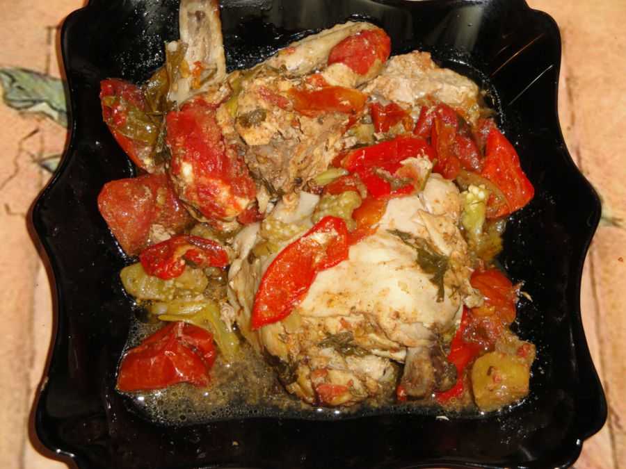 Запеченная курица с баклажанами в духовке - легкое, летнее блюдо