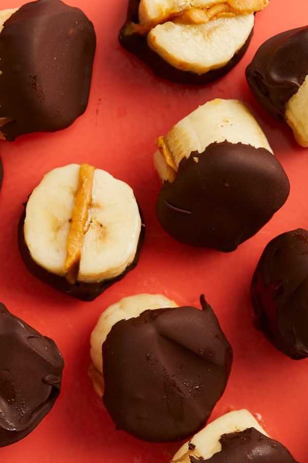 Бананы, фаршированные орехами в шоколаде!