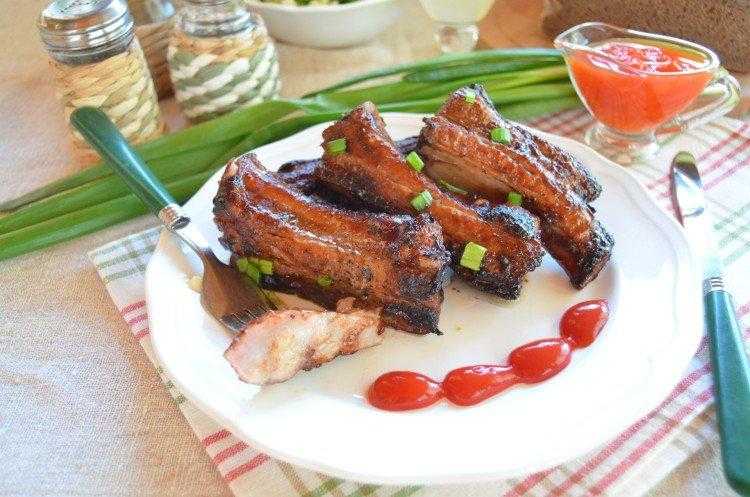 Свиные ребра на мангале (17 фото): рецепт приготовления блюда. как жарить ребрышки-барбекю с медом и в соусе в фольге?