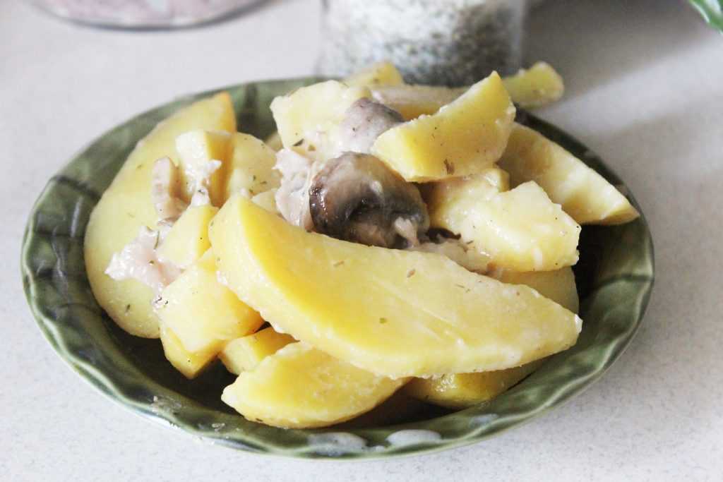 Картошка с грибами и сметаной, тушеная на сковороде