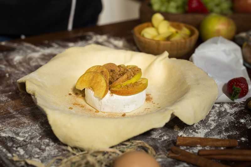 Пирог с сыром камамбер из слоеного теста