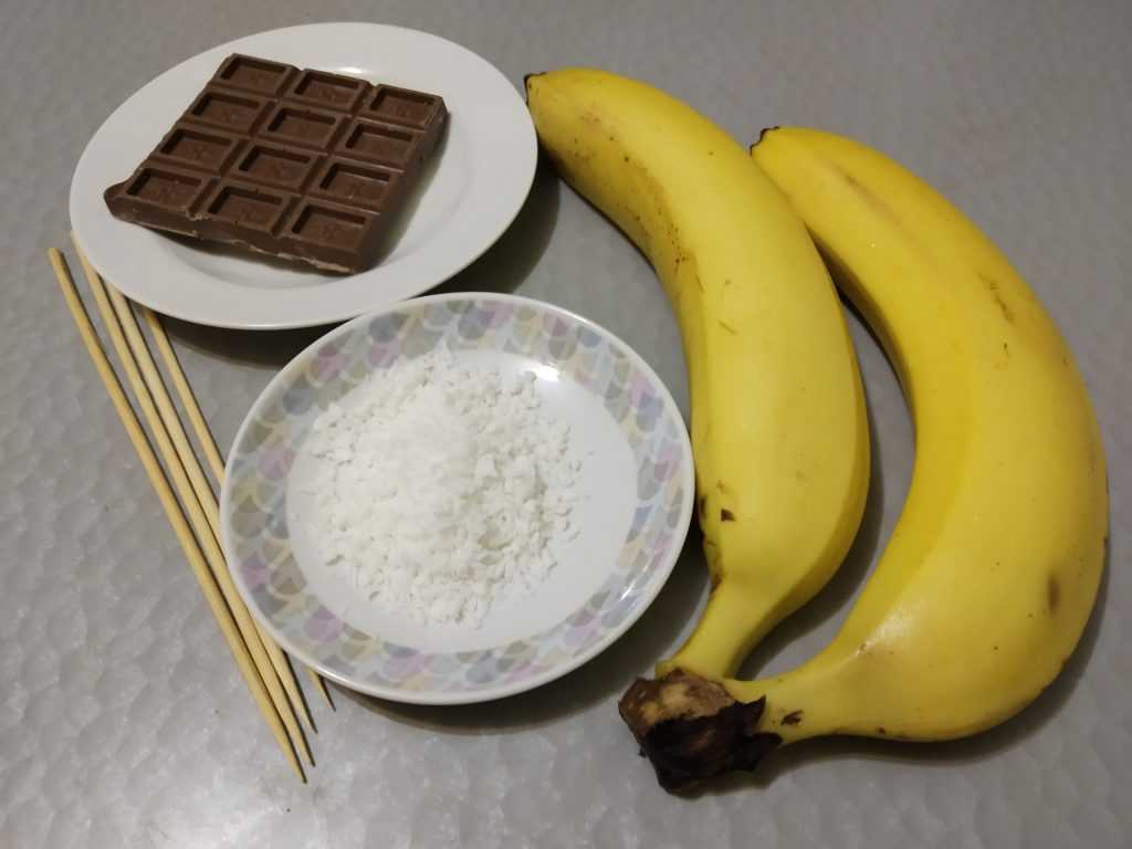 Бананы, фаршированные орехами в шоколаде