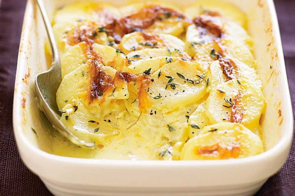Картошка по-деревенски в духовке - 10 простых и быстрых рецептов